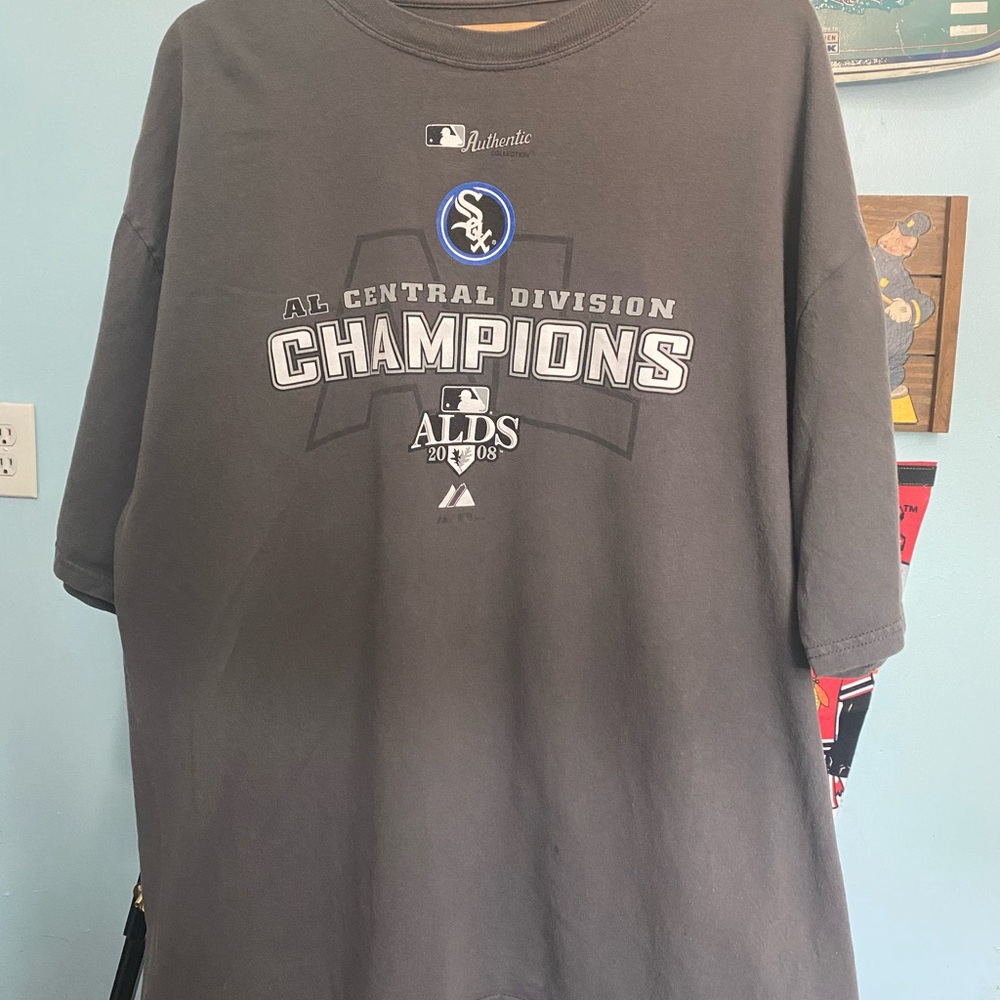 AUTHENTIC CHICAGO WHITE SOX 2008 ALDS CHAMPIONS SHIRT COLOR IS GRAY SIZE IS XL.